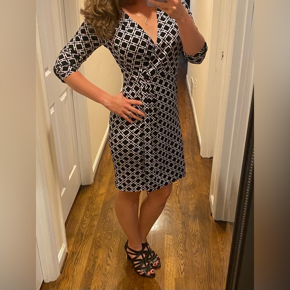 White House Black Market Size 2 XS Small Work Black White Geometric Dress